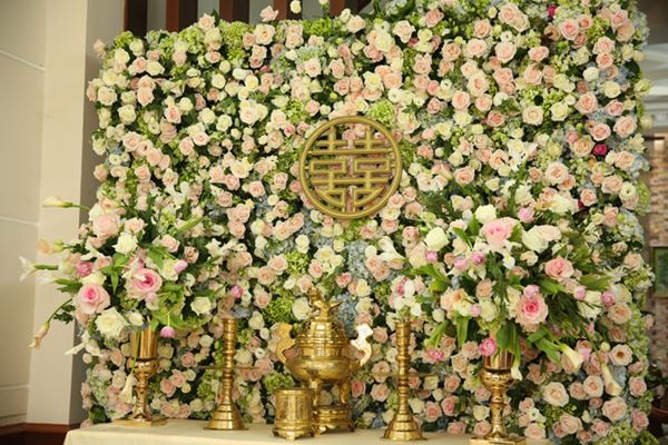 Hoa hồng tạo điểm nhấn tinh tế cho bàn thờ gia tiên trong ngày cưới