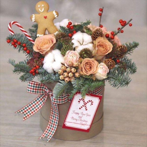 Hộp hoa giáng sinh gồm lá thông, hoa hồng Capuchino và hoa bông gòn