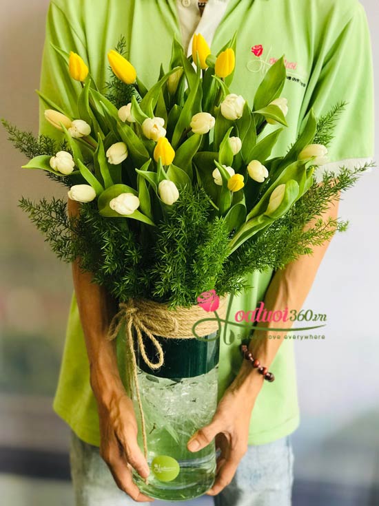 Bình hoa tulip tươi tắn