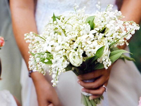 Hoa linh lan được bó thành hoa cầm tay cô dâu
