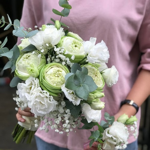 Bó hoa sen xanh làm hoa cầm tay cô dâu đậm chất văn hóa Việt
