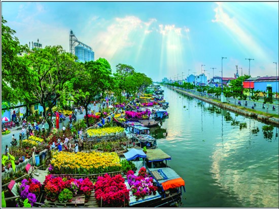 Chợ hoa Tết Bình Đông với những thuyền hoa rực rỡ sắc màu