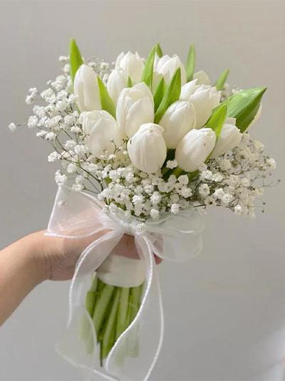Hoa cưới cầm tay nên chọn hoa thật hay hoa giả?