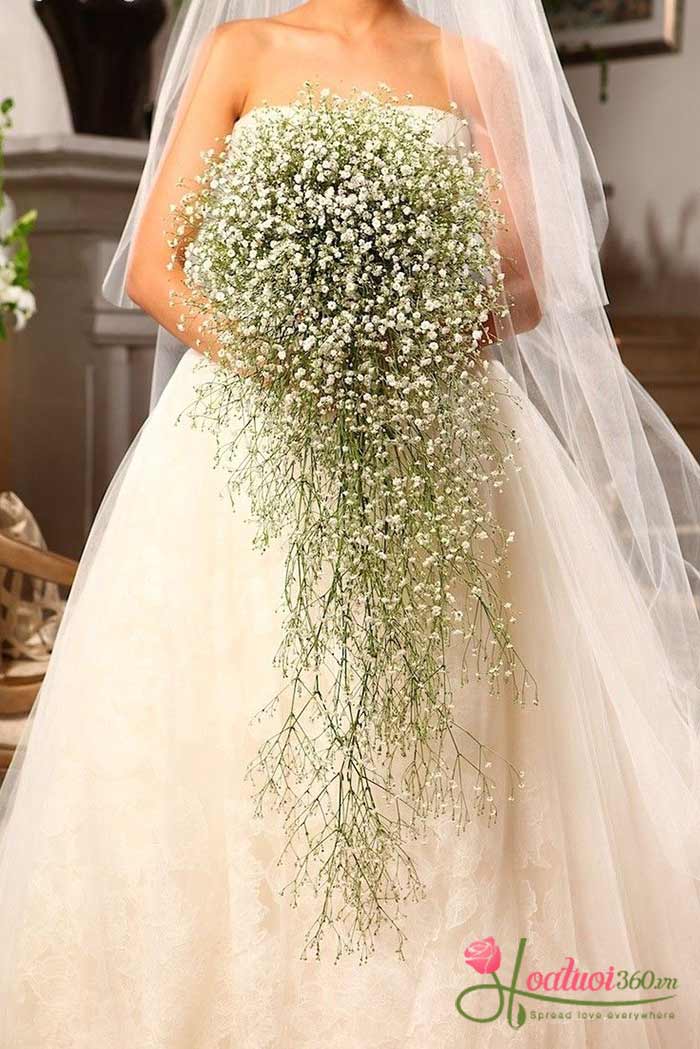 Hoa cưới cầm tay cô dâu kiểu Cascade với hoa baby trắng sang trọng
