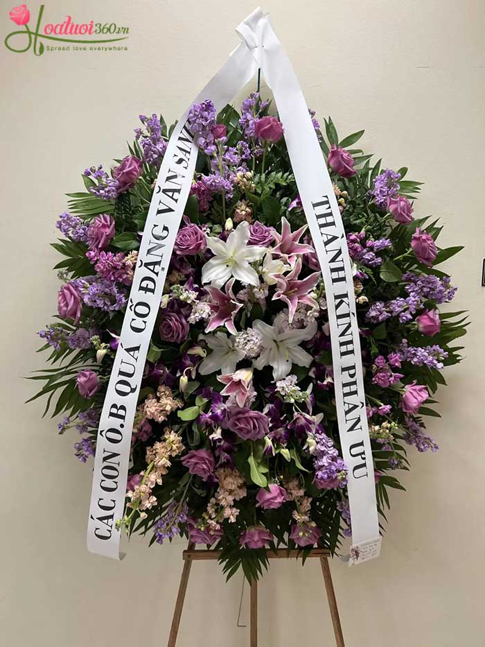 Vòng hoa chia buồn đám tang màu tím kèm biểu ngữ thương tiếc