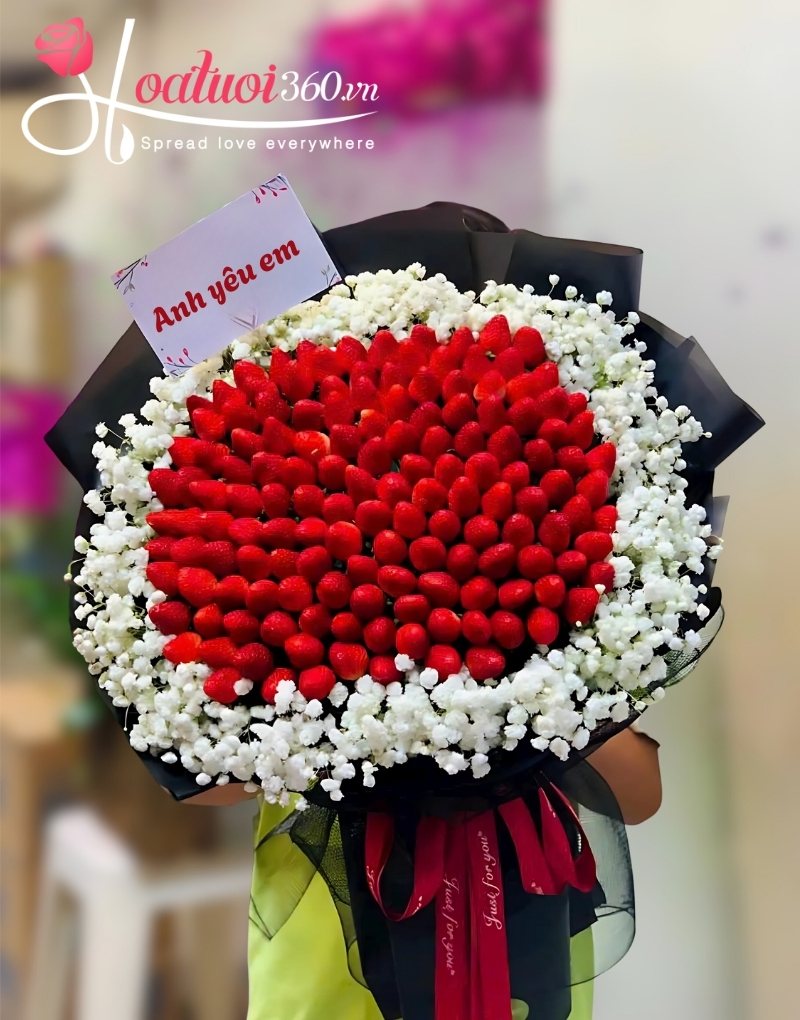 Bó hoa trái cây gồm dâu tây ngọt ngào