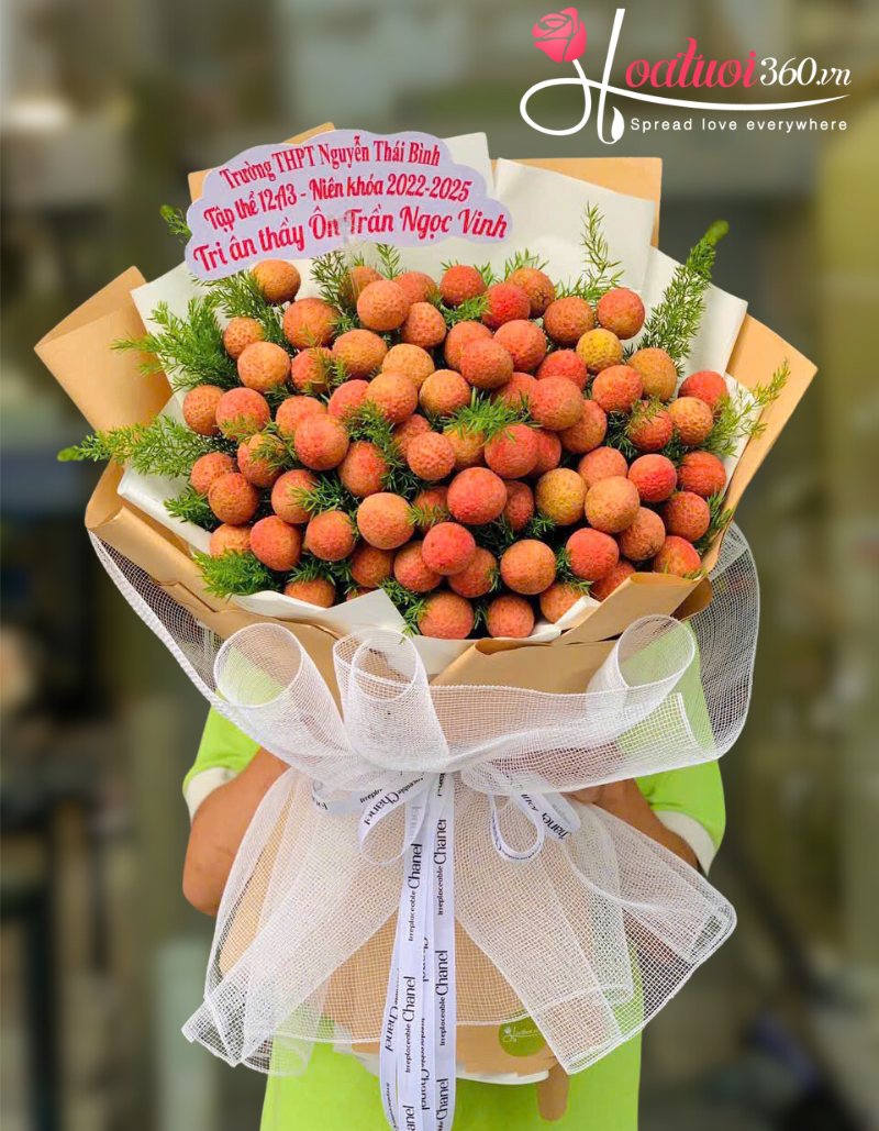 Bó hoa trái cây vải thiều tươi ngon, mang hương vị mùa hè