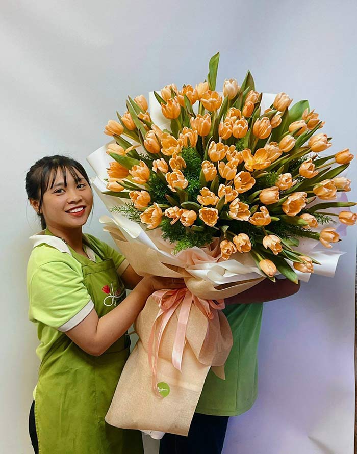 Bó hoa tulip khổng lồ tặng người ấy