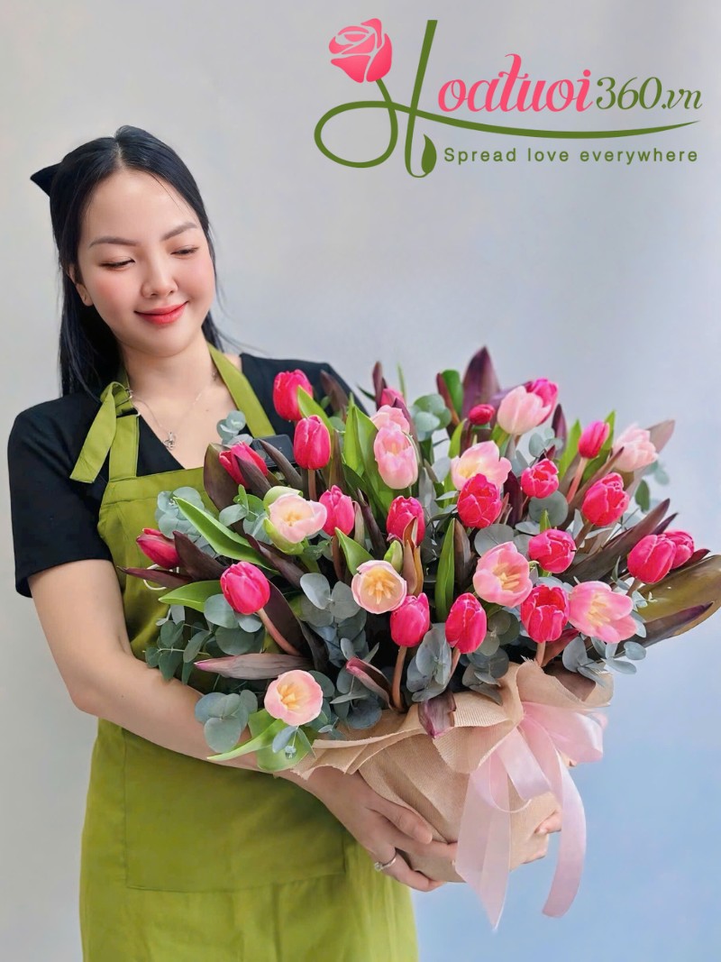 Giỏ hoa tulip hồng trang trí bàn làm việc