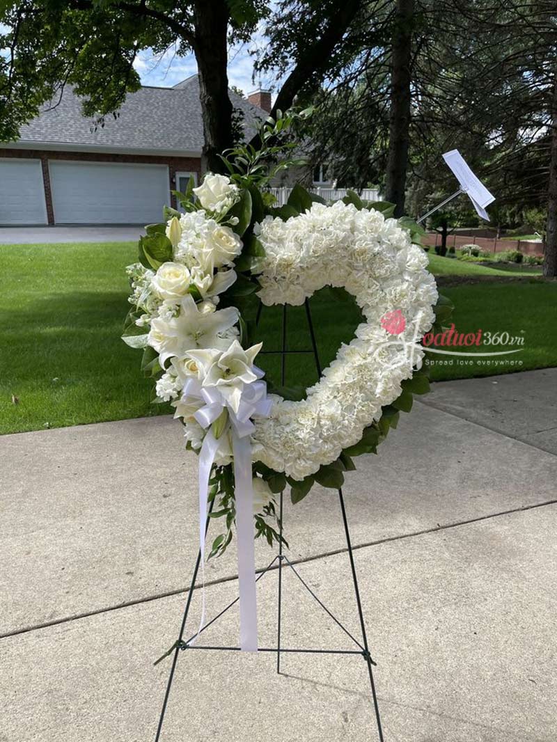 Hoa chia buồn thiết kế trái tim ấm áp