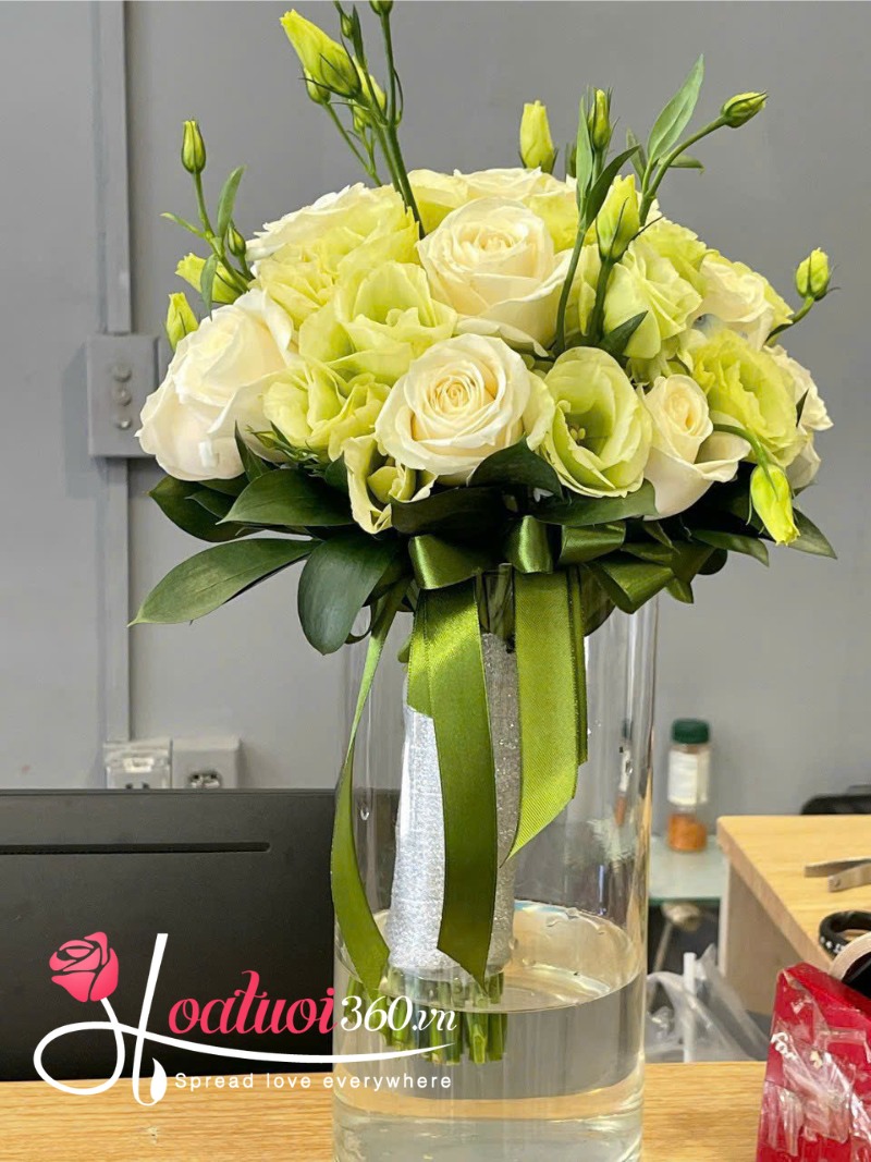 Hoa hồng cắm bình trang trí nội thất trong nhà