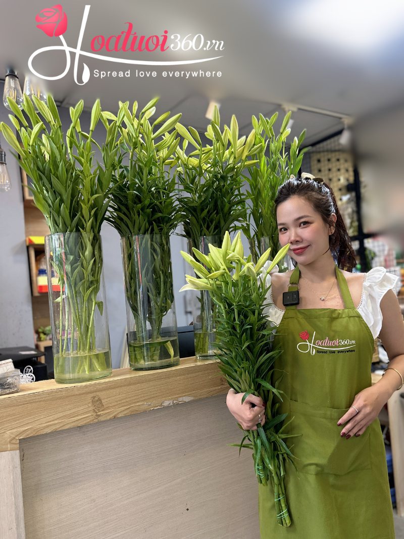 Hoa loa kèn bày trí trong bình thủy tinh