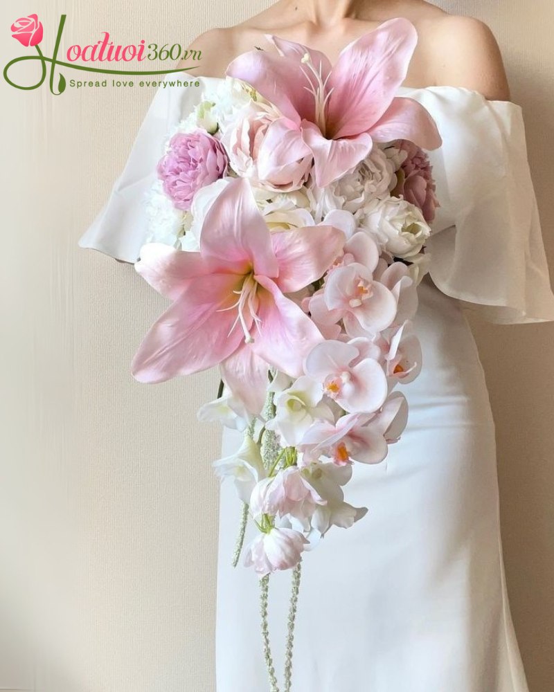 Hoa ly cầm tay cô dâu kiểu Cascade