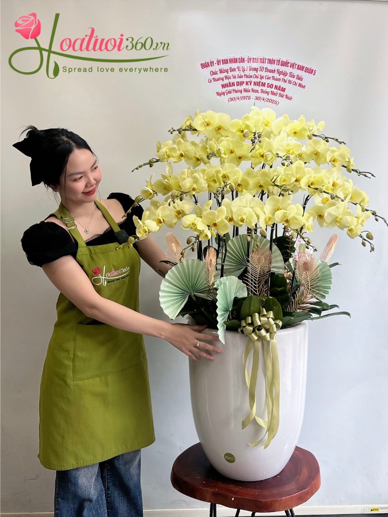 Hoa tươi cắm bình trang trí sự kiện công ty