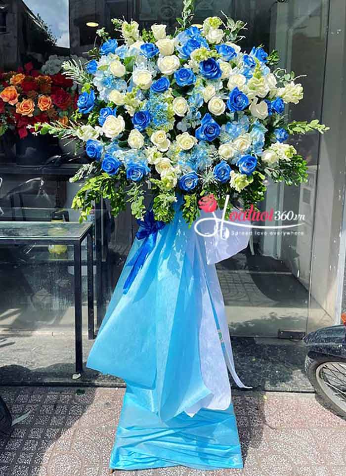 Kiểu hoa khai trương tone xanh sử dụng hoa hồng màu xanh