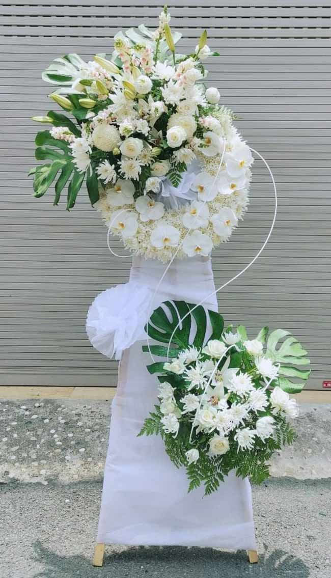 Kệ hoa chia buồn tại Shop hoa Nhà tang lễ 125 Phùng Hưng, quận Hoàn Kiếm