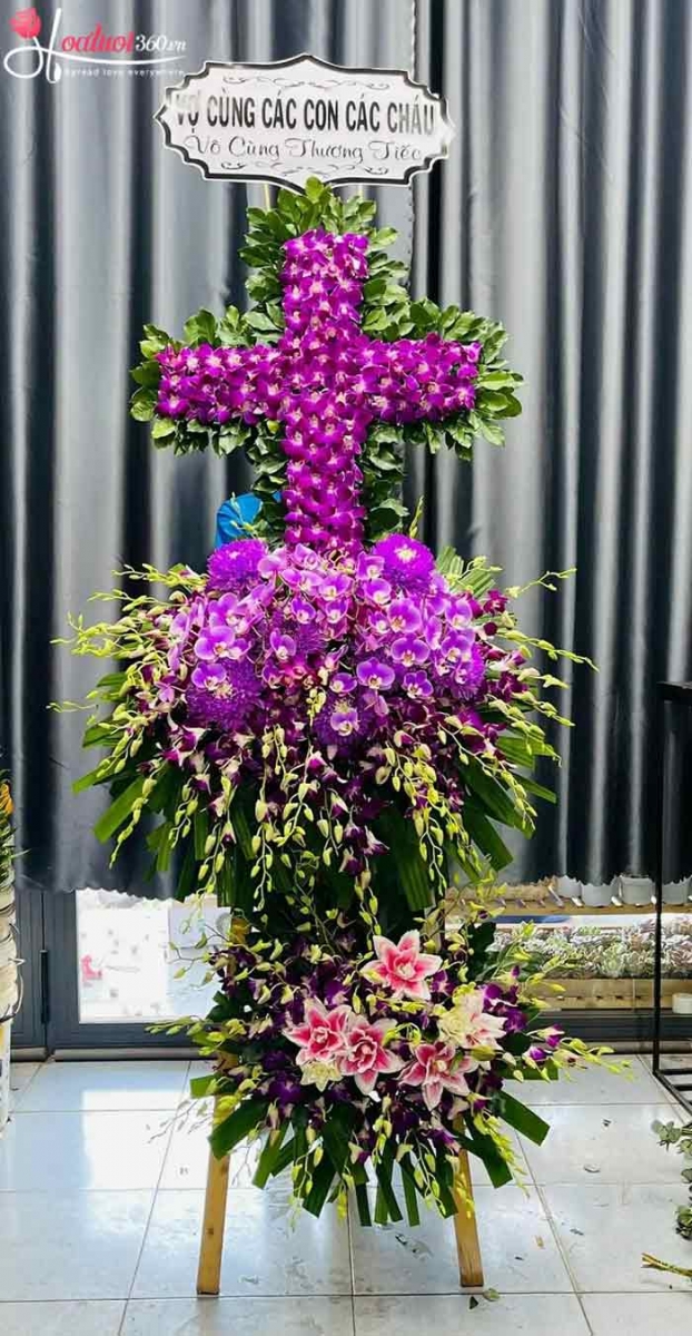 Kệ hoa chia buồn màu tím hình thánh giá trong tang lễ Công giáo
