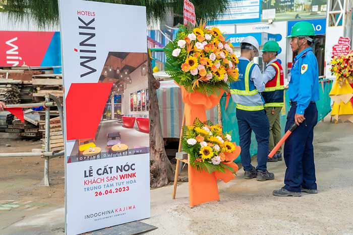 Kệ hoa hướng dương mừng lễ cất nóc sang trọng