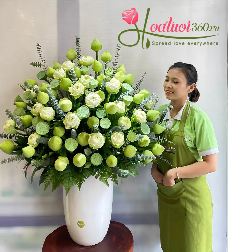 Lẵng hoa sen trắng để bàn họp công ty