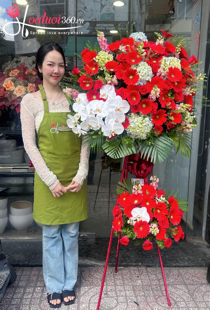 Mẫu cắm kệ hoa đồng tiền đỏ chúc mừng sự kiện