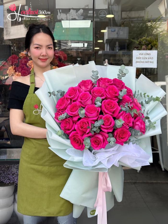 Nhân viên cắm hoa chuyên nghiệp của shop hoa gần phường Nhiêu Lộc 