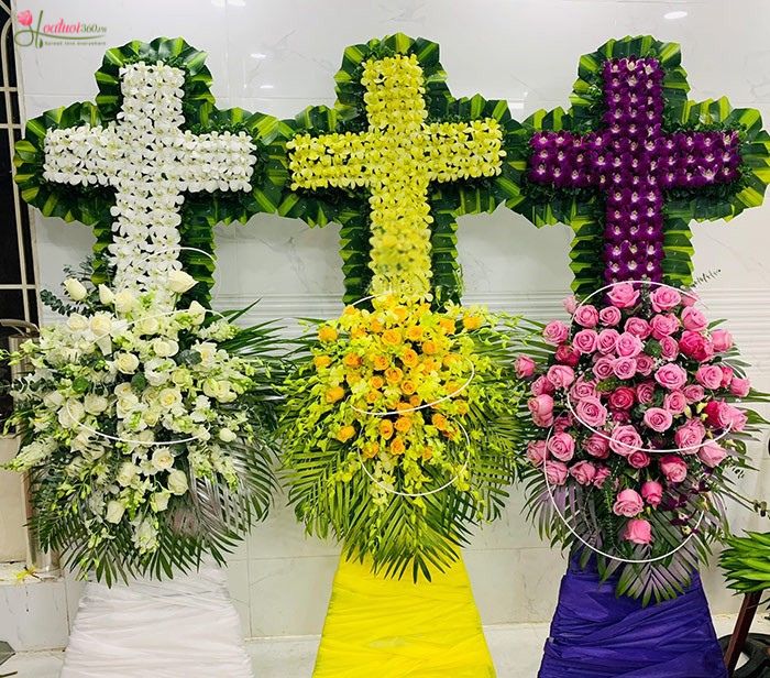 Màu trắng, vàng, tím là những sắc màu phù hợp cho vòng hoa chia buồn quận 7 