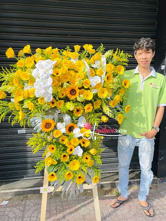 Kệ hoa khai trương tone vàng đẹp của tiệm hoa tươi uy tín giáp phường Tân Định 