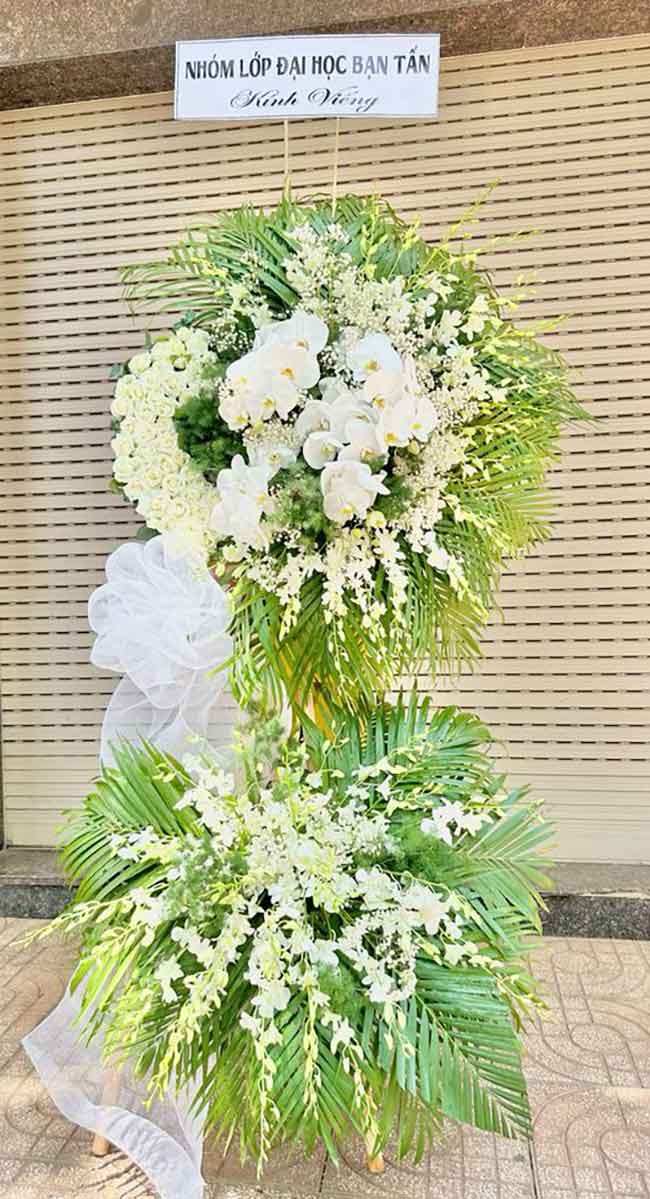 Vòng hoa chia buồn tại Tiệm hoa đám tang 125 Phùng Hưng