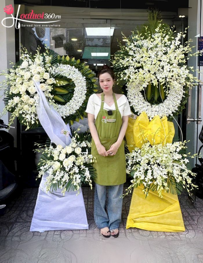 Vòng hoa tang lễ của tiệm hoa tươi phường Xóm Chiếu