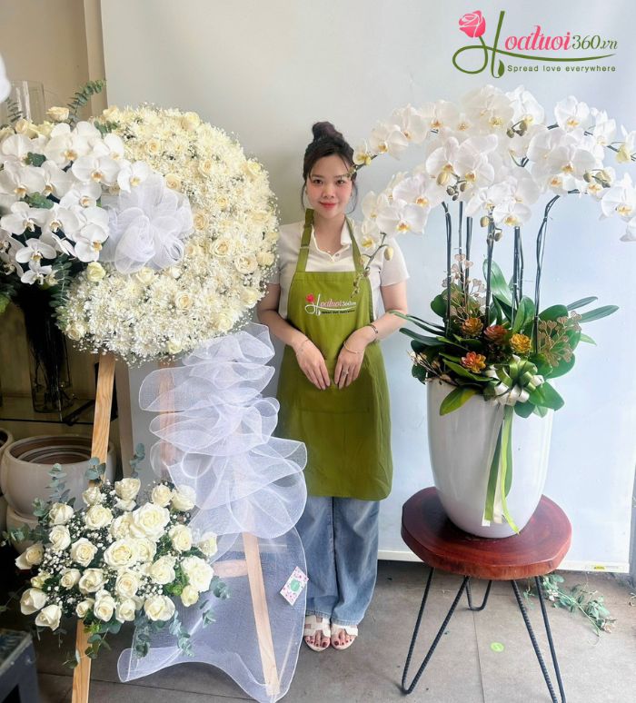 Kệ hoa chia buồn tone trắng của shop hoa tươi tại phường Hòa Hưng TPHCM