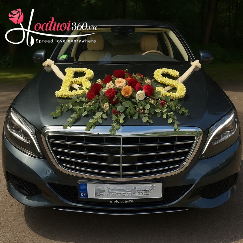 Ảnh xe cưới kết hoa theo chữ cái viết tắt của cặp đôi 