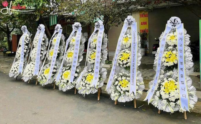 Kệ hoa chia buồn kiểu Hàn Quốc thể hiện sự tinh tế và trân trọng