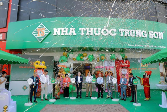 chọn kệ hoa khai trương phù hợp với tông màu nhà thuốc