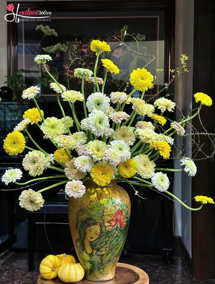 Bình hoa đồng tiền chưng Tết tại phòng khách