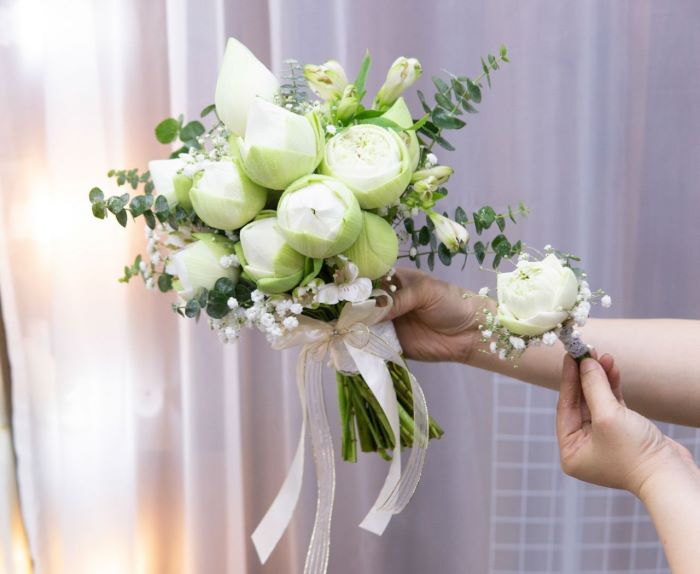 Bó hoa cưới lụa cầm tay sen trắng dịu dàng, thanh khiết