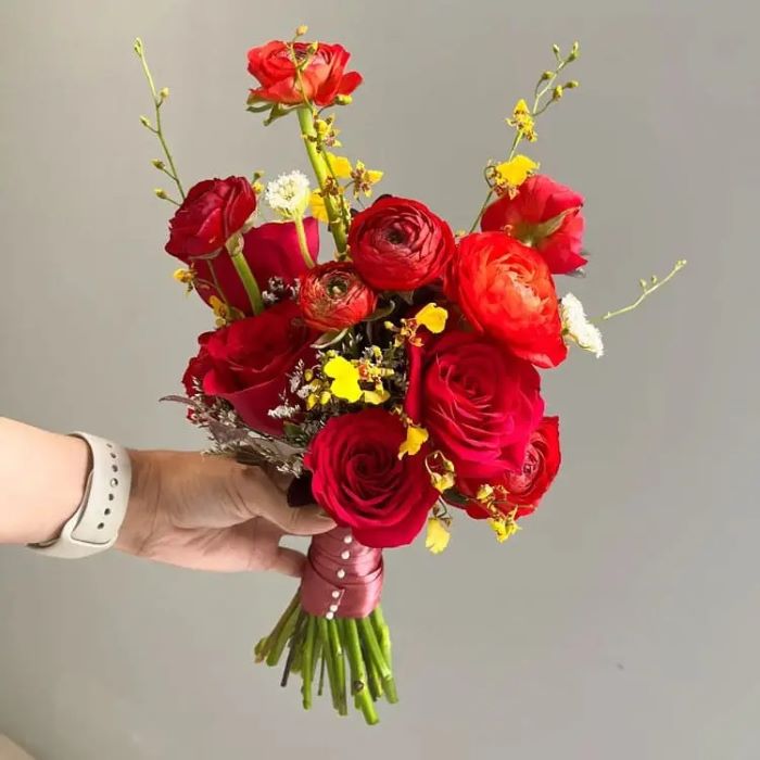Bó hoa mao lương đỏ điểm xuyết hoa vàng tinh tế