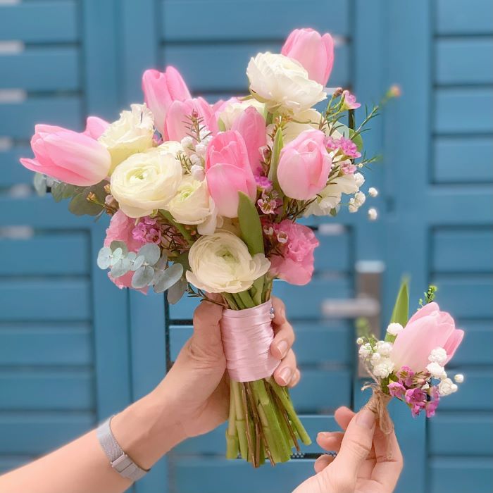 Bó hoa cưới mao lương trắng mix tulip hồng cho ngày trọng đại