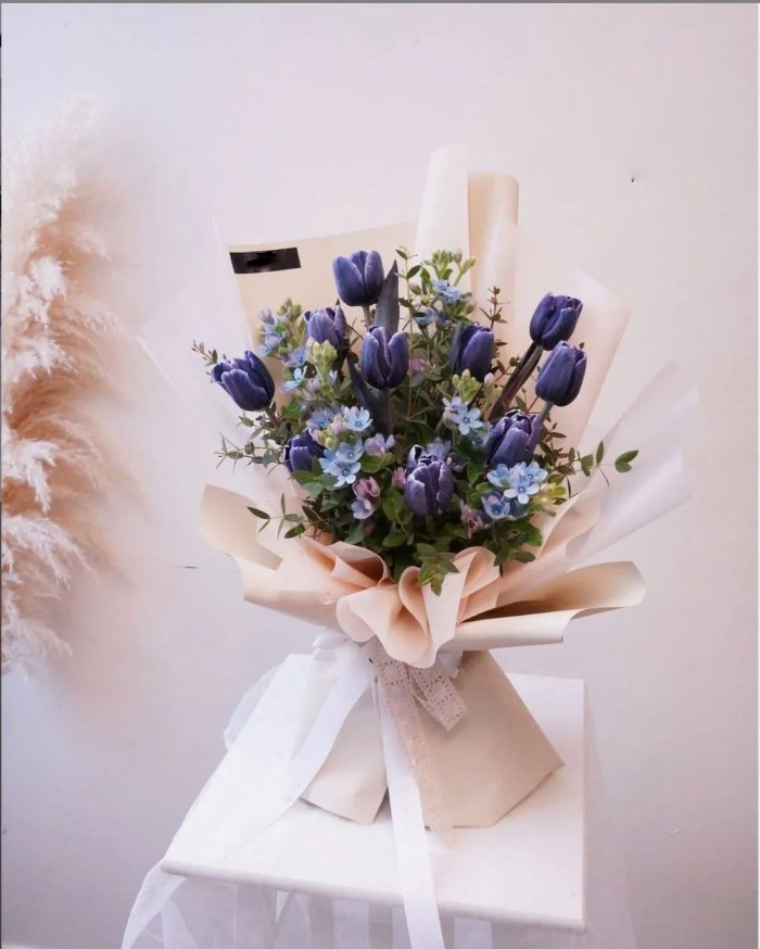 Bó hoa sao xanh mix tulip tím