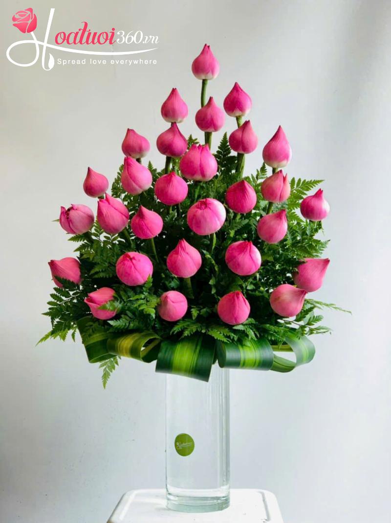 Cắm hoa sen dâng Phật trong bình gốm cao hoặc thuỷ tinh