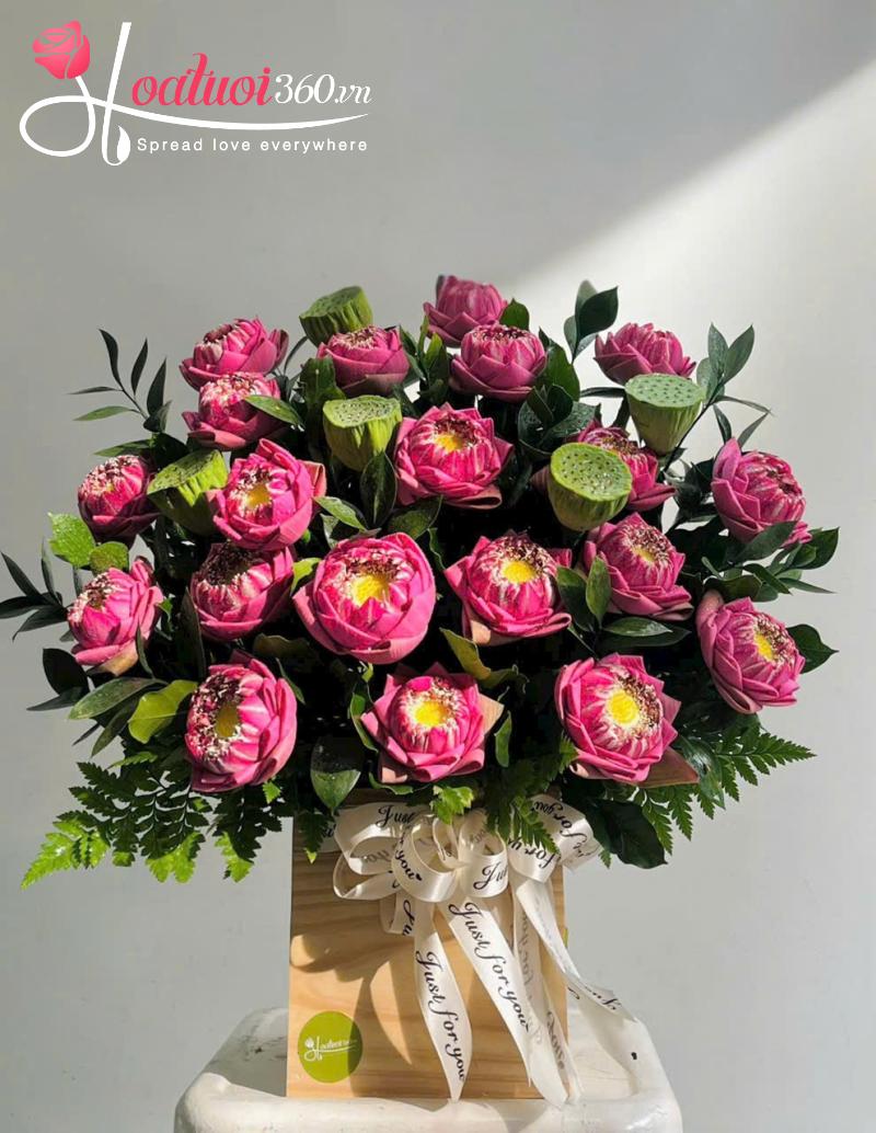 Kết hợp lá sen và đài sen để cắm hoa dâng Phật