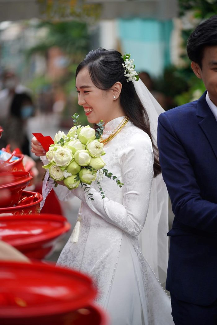 chọn kiểu dáng, màu sắc hoa sen cưới theo dáng váy cưới