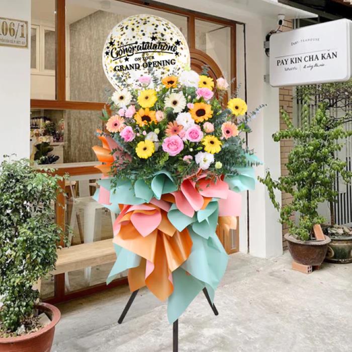 Kệ hoa đồng tiền khung sắt mừng khai trương quán cà phê