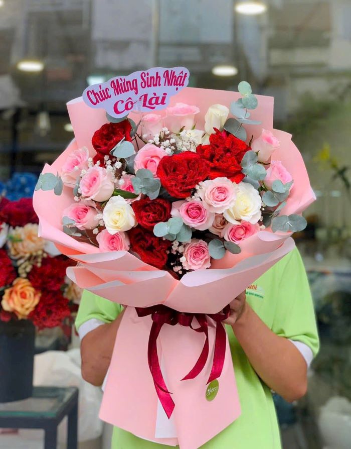 Hoa Tươi 360 chụp hình bó hoa hông trước khi giao cho khách