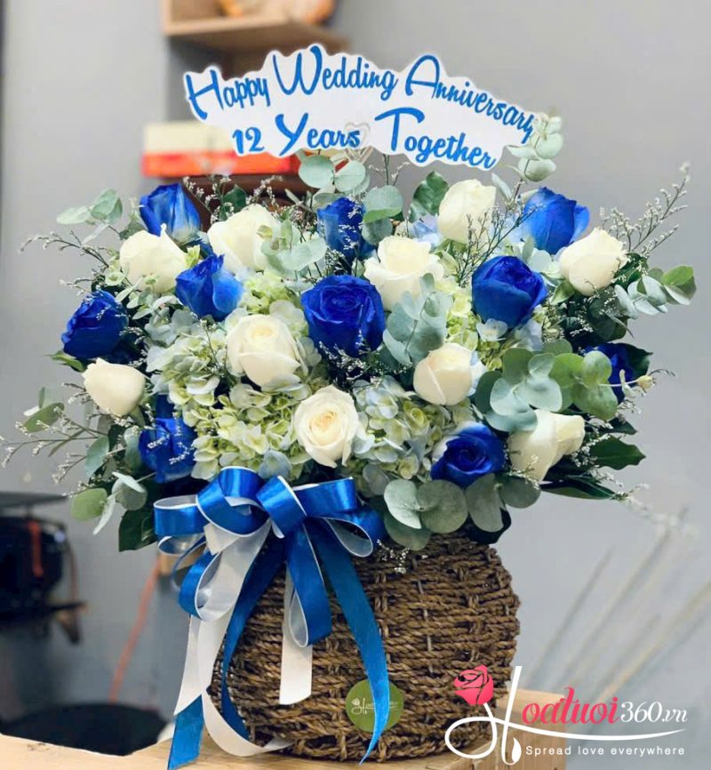 Giỏ hoa hồng xanh trắng tình yêu