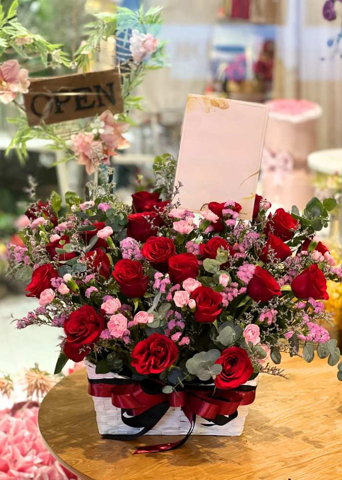 Giỏ hoa hồng chất liệu nhựa đan mừng ngày khai trương