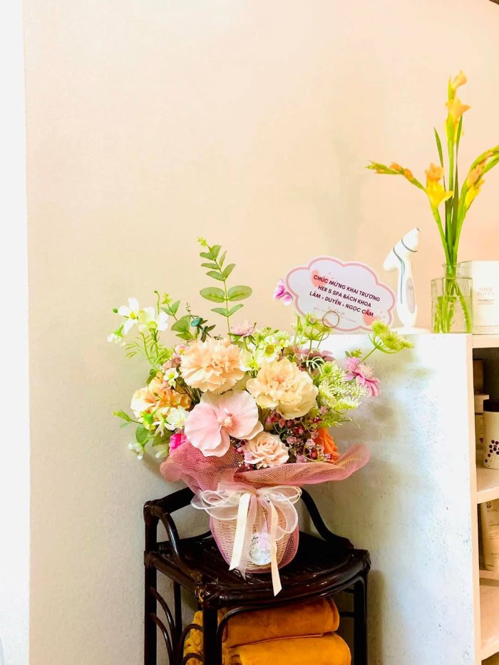 Giỏ hoa chúc mừng khai trương cửa hàng spa mini tiện lợi