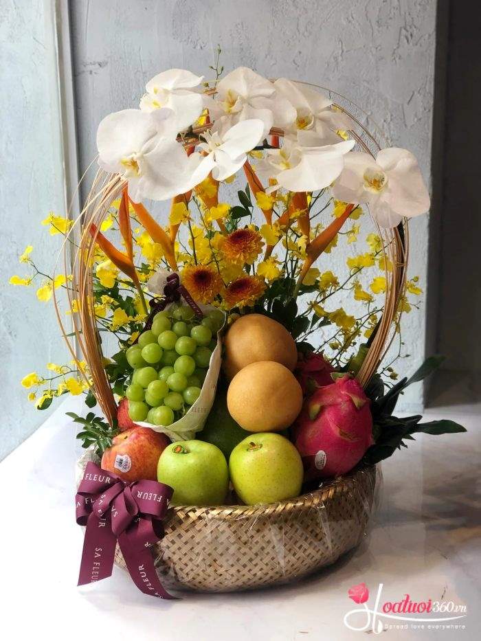 Giỏ trái cây kết hợp lan mokara biếu Tết