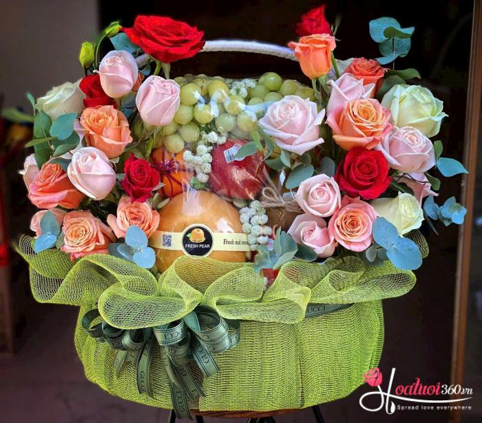 Giỏ trái cây kèm hoa hồng tươi mừng khai trương