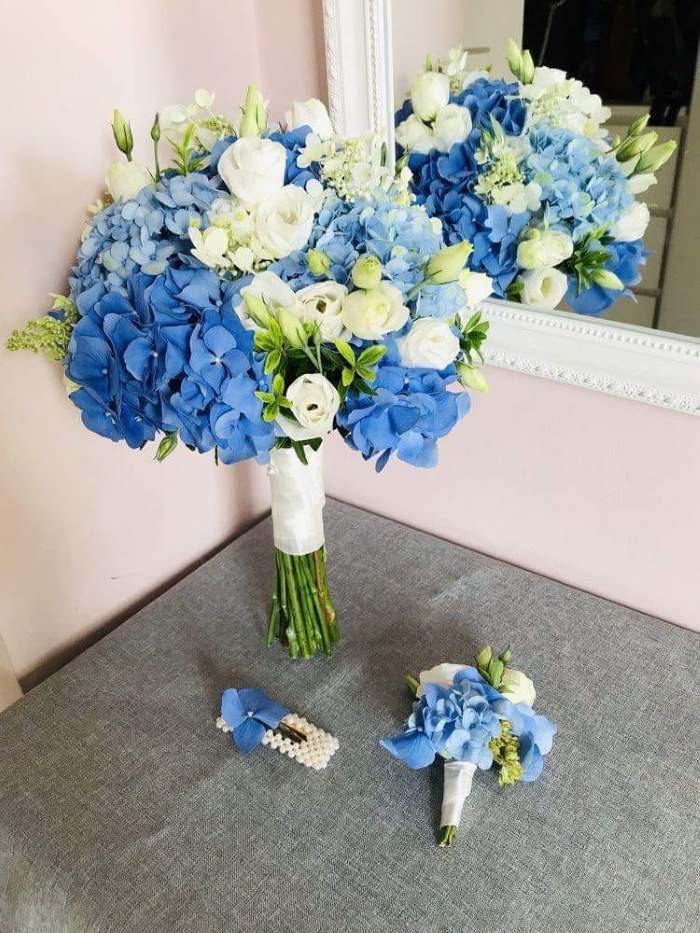 Bó hoa cưới cầm tay cô dâu bằng hoa cẩm tú cầu