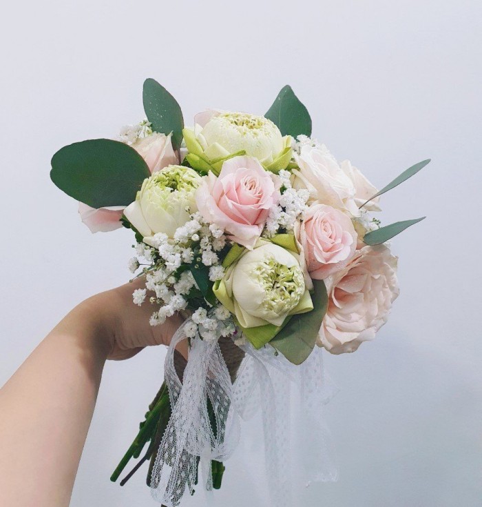 Hoa cưới cầm tay mix hoa sen trắng và hồng sáp 